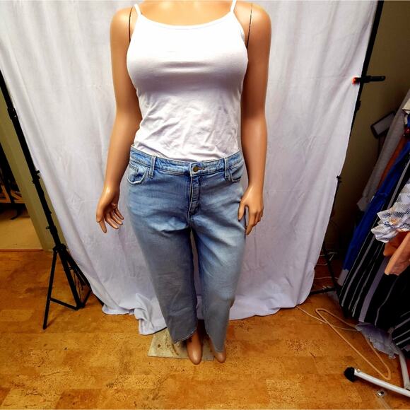 Medium wash high rise straight leg jeans - Picture 3 of 8